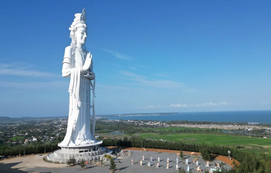 Việt Nam sở hữu công trình tâm linh đồ sộ, cao nhất Đông Nam Á: Tọa lạc trên đỉnh núi mang hình dáng 'tuấn mã vượt sông'- Ảnh 3.