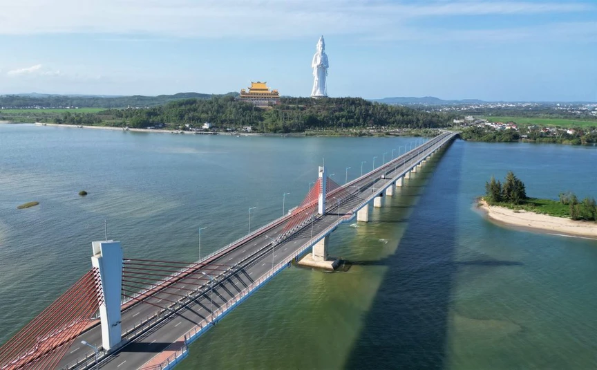 Việt Nam sở hữu công trình tâm linh đồ sộ, cao nhất Đông Nam Á: Tọa lạc trên đỉnh núi mang hình dáng 'tuấn mã vượt sông'- Ảnh 1.