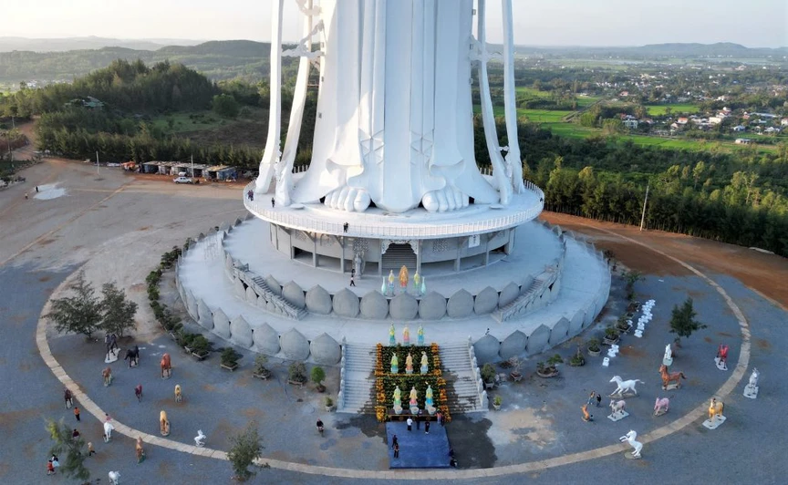 Việt Nam sở hữu công trình tâm linh đồ sộ, cao nhất Đông Nam Á: Tọa lạc trên đỉnh núi mang hình dáng 'tuấn mã vượt sông'- Ảnh 5.