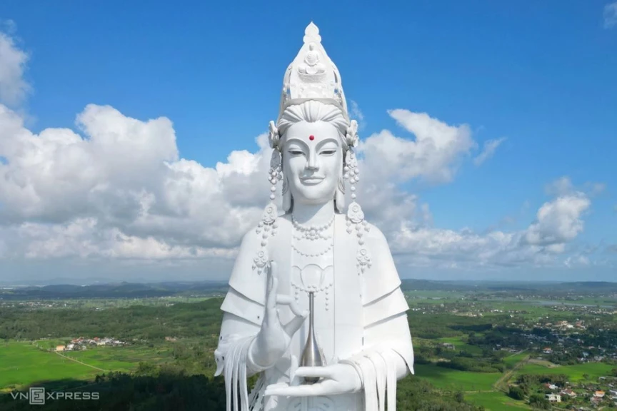 Việt Nam sở hữu công trình tâm linh đồ sộ, cao nhất Đông Nam Á: Tọa lạc trên đỉnh núi mang hình dáng 'tuấn mã vượt sông'- Ảnh 4.