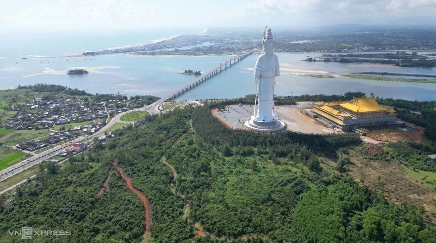 Việt Nam sở hữu công trình tâm linh đồ sộ, cao nhất Đông Nam Á: Tọa lạc trên đỉnh núi mang hình dáng 'tuấn mã vượt sông'- Ảnh 2.