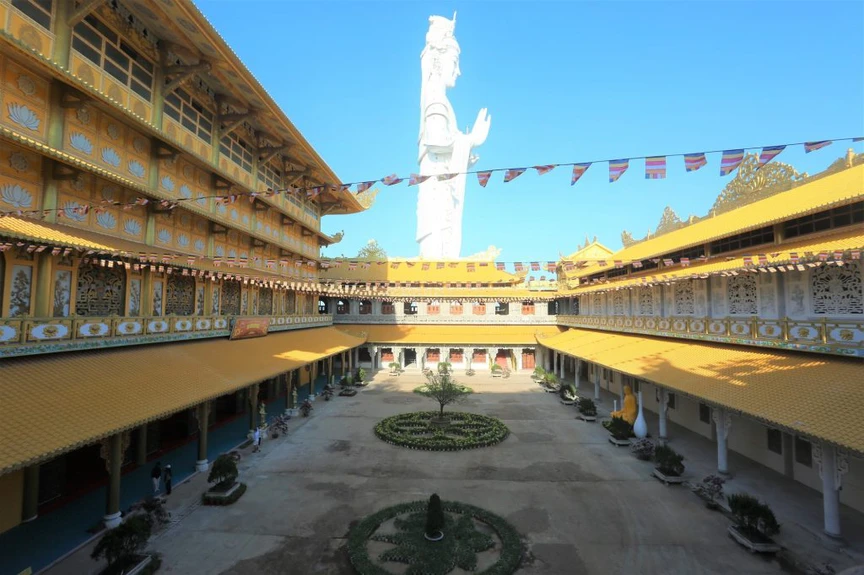 Việt Nam sở hữu công trình tâm linh đồ sộ, cao nhất Đông Nam Á: Tọa lạc trên đỉnh núi mang hình dáng 'tuấn mã vượt sông'- Ảnh 6.