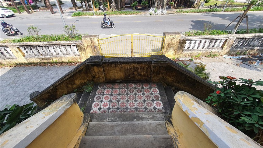 Sẽ phá dỡ căn biệt thự Pháp cổ hơn trăm tuổi sở hữu kiến trúc độc đáo, nằm ở khu 'đất vàng' tại TP trẻ nhất Việt Nam để làm khách sạn 800 tỷ- Ảnh 3. Sẽ phá dỡ căn biệt thự Pháp cổ hơn trăm tuổi sở hữu kiến trúc độc đáo, nằm ở khu 'đất vàng' tại TP trẻ nhất Việt Nam để làm khách sạn 800 tỷ- Ảnh 3.