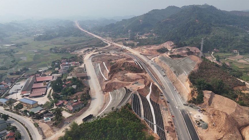 Sắp hoàn thiện cao tốc 12.000 tỷ do Tập đoàn Đèo Cả thi công, kết nối đến biên giới Việt - Trung- Ảnh 2. Sắp hoàn thiện cao tốc 12.000 tỷ do Tập đoàn Đèo Cả thi công, kết nối đến biên giới Việt - Trung- Ảnh 2.