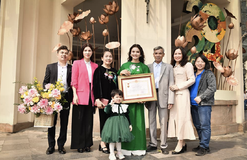 Nữ NSND trẻ nhất Việt Nam sở hữu biệt phủ 8.000m2: Hòn non bộ cao bằng nhà 2 tầng, điện thờ hướng ra dãy núi hùng vĩ- Ảnh 1. Nữ NSND trẻ nhất Việt Nam sở hữu biệt phủ 8.000m2: Hòn non bộ cao bằng nhà 2 tầng, điện thờ hướng ra dãy núi hùng vĩ- Ảnh 1.