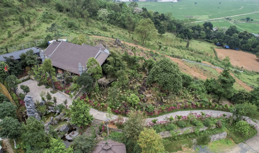 Nữ NSND trẻ nhất Việt Nam sở hữu biệt phủ 8.000m2: Hòn non bộ cao bằng nhà 2 tầng, điện thờ hướng ra dãy núi hùng vĩ- Ảnh 2. Nữ NSND trẻ nhất Việt Nam sở hữu biệt phủ 8.000m2: Hòn non bộ cao bằng nhà 2 tầng, điện thờ hướng ra dãy núi hùng vĩ- Ảnh 2.