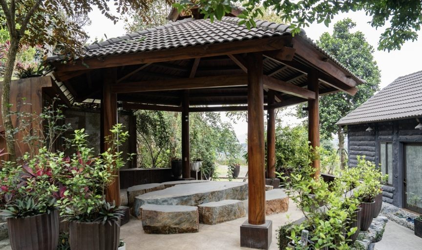 Nữ NSND trẻ nhất Việt Nam sở hữu biệt phủ 8.000m2: Hòn non bộ cao bằng nhà 2 tầng, điện thờ hướng ra dãy núi hùng vĩ- Ảnh 5. Nữ NSND trẻ nhất Việt Nam sở hữu biệt phủ 8.000m2: Hòn non bộ cao bằng nhà 2 tầng, điện thờ hướng ra dãy núi hùng vĩ- Ảnh 5.