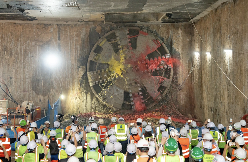 Huy động 2 cỗ máy TBM khổng lồ, Việt Nam chính thức đào thông 4km đường hầm dưới lòng Thủ đô- Ảnh 1. Huy động 2 cỗ máy TBM khổng lồ, Việt Nam chính thức đào thông 4km đường hầm dưới lòng Thủ đô- Ảnh 1.