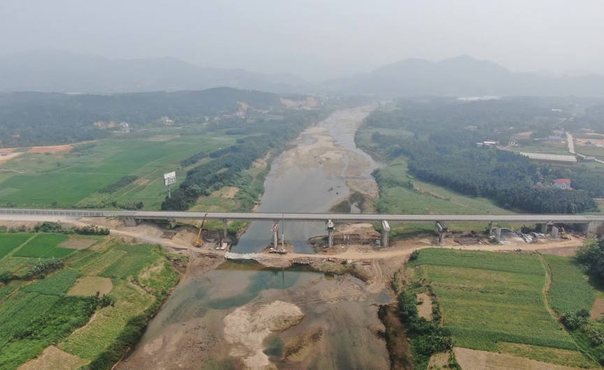 Cây cầu 200m bắc qua suối đã thành hình trên tuyến cao tốc kết nối Thủ đô với Tây Bắc- Ảnh 1. Cây cầu 200m bắc qua suối đã thành hình trên tuyến cao tốc kết nối Thủ đô với Tây Bắc- Ảnh 1.