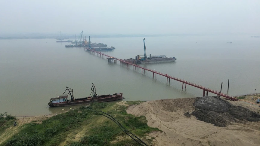 Thi công tốc lực, 2 cây cầu trọng điểm hơn 6.000 tỷ thuộc Vành đai 4 vùng Thủ đô đạt dấu mốc quan trọng- Ảnh 1. Thi công tốc lực, 2 cây cầu trọng điểm hơn 6.000 tỷ thuộc Vành đai 4 vùng Thủ đô đạt dấu mốc quan trọng- Ảnh 1.