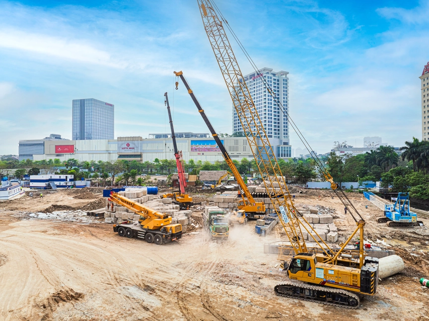 Cập nhật tiến độ siêu tổ hợp hàng hiệu Tây Hồ Tây: Nhân công, thiết bị đổ bộ - tăng tốc thi công cả ngày lẫn đêm - Ảnh 4. Cập nhật tiến độ siêu tổ hợp hàng hiệu Tây Hồ Tây: Nhân công, thiết bị đổ bộ - tăng tốc thi công cả ngày lẫn đêm - Ảnh 4.