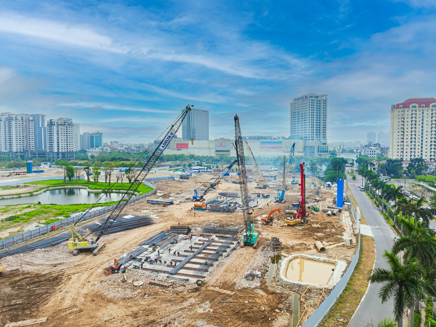 Cập nhật tiến độ siêu tổ hợp hàng hiệu Tây Hồ Tây: Nhân công, thiết bị đổ bộ - tăng tốc thi công cả ngày lẫn đêm - Ảnh 6. Cập nhật tiến độ siêu tổ hợp hàng hiệu Tây Hồ Tây: Nhân công, thiết bị đổ bộ - tăng tốc thi công cả ngày lẫn đêm - Ảnh 6.