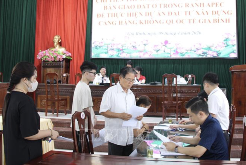 Người dân xếp hàng nhận tiền thưởng GPMB đại dự án 200.000 tỷ lớn bậc nhất Việt Nam- Ảnh 1.