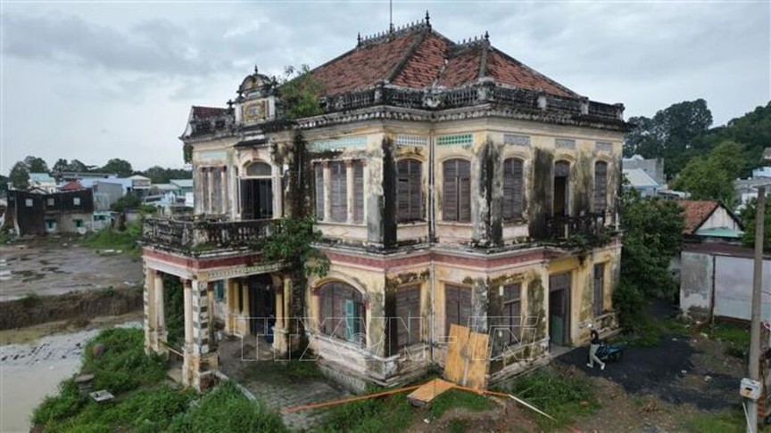 Việt Nam có một căn biệt thự trăm tuổi nằm ven sông nội địa dài nhất cả nước: Giá gần 5,4 tỷ, tuyến đường hơn 2.000 tỷ mới làm phải 'nắn' để tránh xâm phạm- Ảnh 3.