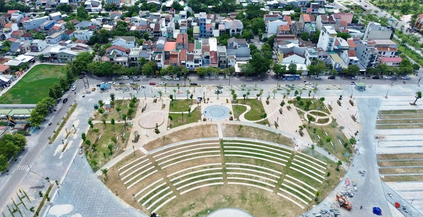 Thành phố trẻ nhất Việt Nam sắp hoàn thiện quảng trường 200 tỷ, bên trong có nhà thi đấu sức chứa 4.000 người- Ảnh 2.
