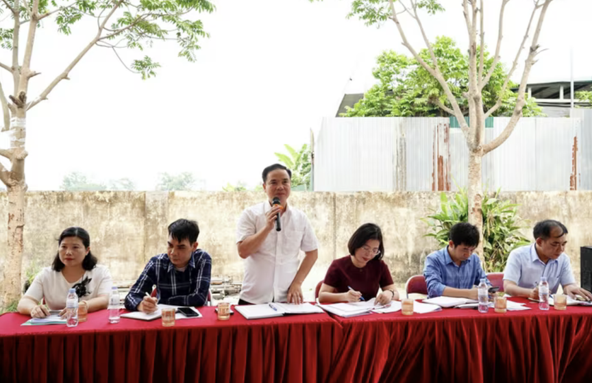 Người dân ngồi chật kín nhà văn hóa nhận thông tin mức tiền bồi thường thu hồi đất tại đại dự án 925.000 tỷ sở hữu sân vận động lớn nhất thế giới của Việt Nam- Ảnh 2.