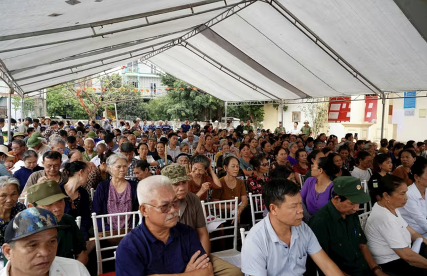 Người dân ngồi chật kín nhà văn hóa nhận thông tin mức tiền bồi thường thu hồi đất tại đại dự án 925.000 tỷ sở hữu sân vận động lớn nhất thế giới của Việt Nam- Ảnh 1.