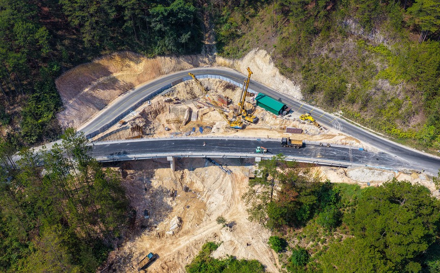 Chỉ 2 tuần nữa, chính thức thông xe cầu cạn 133m băng qua vực sâu- Ảnh 1.