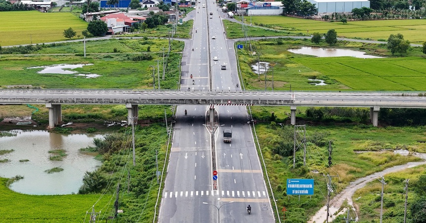Thành phố giàu nhất Việt Nam làm tuyến đường mở 17.200 tỷ với 3 cầu vượt kênh và 1 nút giao hoa thị- Ảnh 2.