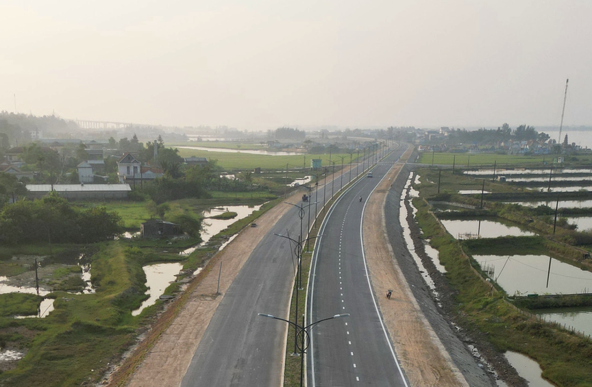 Chỉ hơn 10 ngày nữa, cây cầu vượt biển dài nhất miền Trung chính thức thông xe, kết thúc hơn 100 năm di chuyển bằng đò của người dân đôi bờ- Ảnh 2.