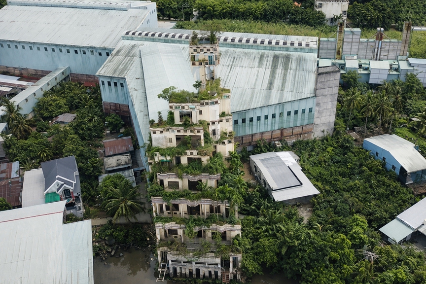 Bí ẩn về căn biệt thự 6 tầng bỏ hoang giữa sông nước miền Tây: Kiến trúc độc đáo, từng là nơi nghỉ dưỡng của đại gia lúa gạo nức tiếng- Ảnh 1.