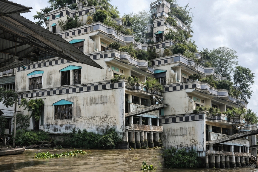 Bí ẩn về căn biệt thự 6 tầng bỏ hoang giữa sông nước miền Tây: Kiến trúc độc đáo, từng là nơi nghỉ dưỡng của đại gia lúa gạo nức tiếng- Ảnh 3.