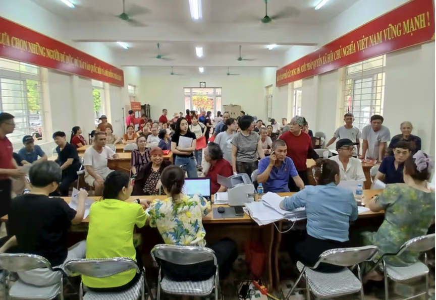 Người dân 2 thôn ngồi chật kín nhà văn hóa nhận tiền bồi thường đại dự án 925.000 tỷ sở hữu sân vận động lớn nhất thế giới của Việt Nam- Ảnh 1.