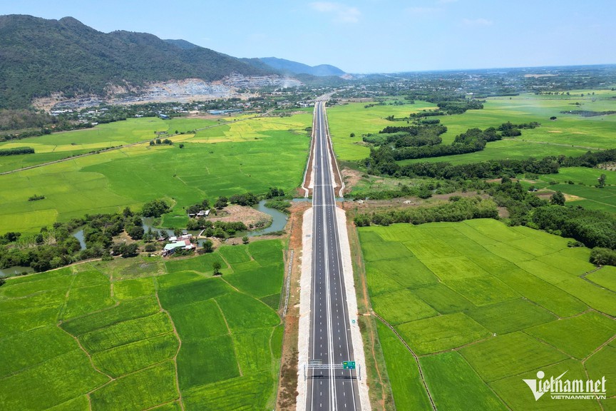 Chỉ 7 ngày nữa, Việt Nam sẽ chính thức thông xe tuyến cao tốc 18.000 tỷ kết nối 2 tỉnh thành giàu nhất cả nước- Ảnh 1.