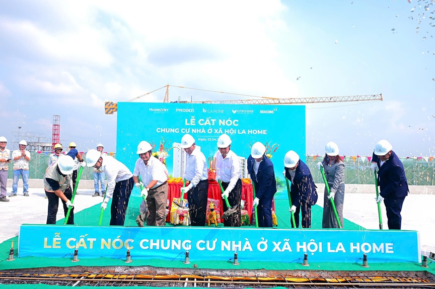 Chung cư nhà ở xã hội LA Home cất nóc trước hạn, chuẩn bị bàn giao cuối năm- Ảnh 1.