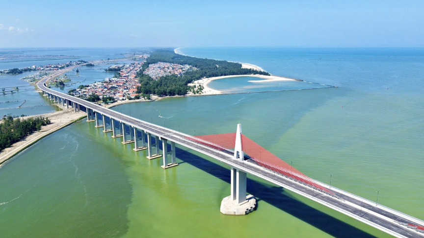 Ngày mai, cây cầu vượt biển dài nhất miền Trung chính thức thông xe, kết thúc hơn 100 năm di chuyển bằng đò của người dân đôi bờ- Ảnh 1.