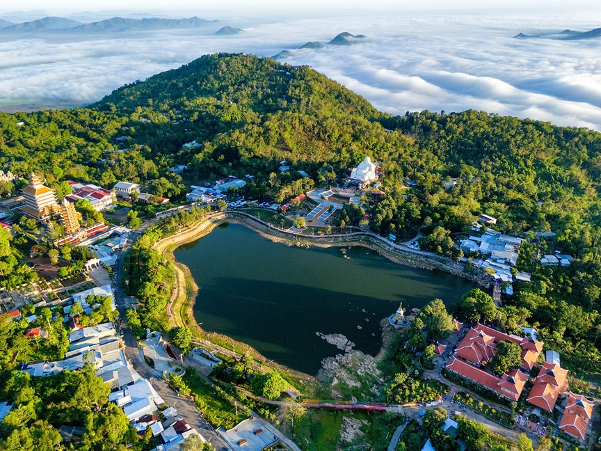 Việt Nam sẽ hình thành trung tâm du lịch nghỉ dưỡng sinh thái núi và hành hương, tọa lạc tại ‘nóc nhà miền Tây’- Ảnh 1.