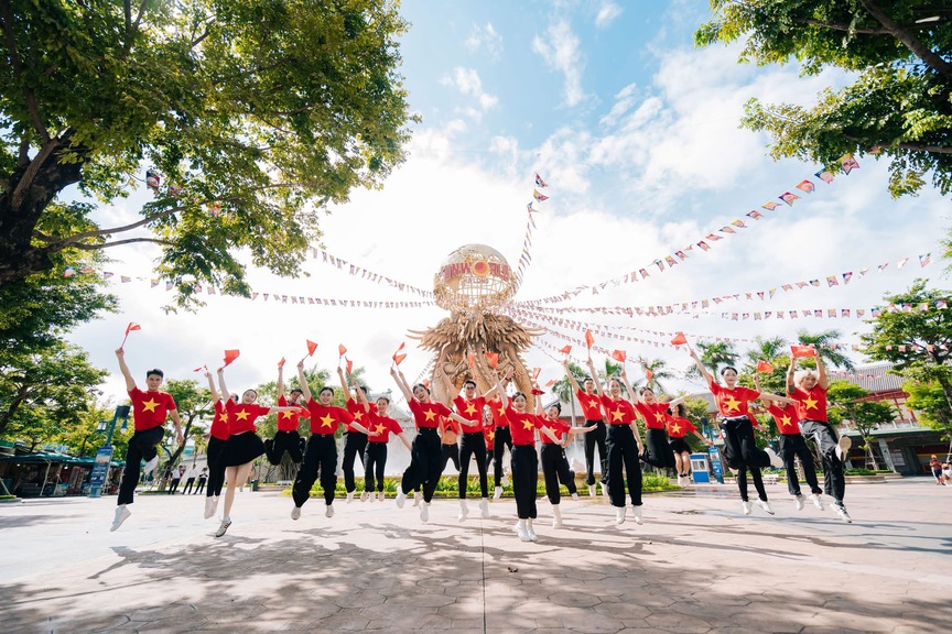 Nghỉ Giỗ Tổ và 30/4: đến Sun World Ha Long check-in cờ hoa rực rỡ, xem carnival, trải nghiệm ẩm thực giữa tầng mây - Ảnh 2.