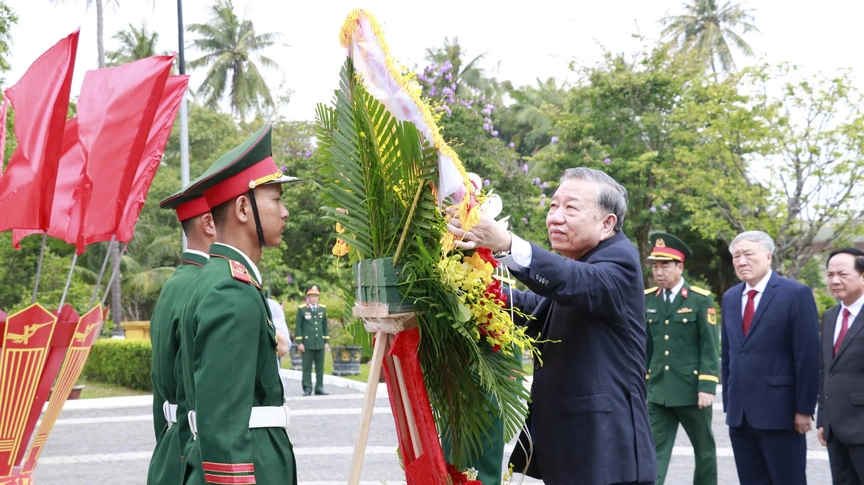 Tổng Bí thư, Chủ tịch nước Tô Lâm dâng hương Chủ tịch Hồ Chí Minh tại Quân khu 5- Ảnh 1.