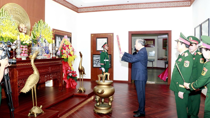 Tổng Bí thư, Chủ tịch nước Tô Lâm dâng hương Chủ tịch Hồ Chí Minh tại Quân khu 5- Ảnh 2.