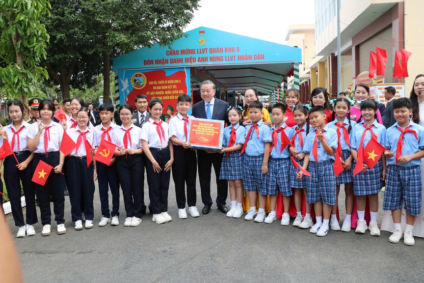 Tổng Bí thư, Chủ tịch nước Tô Lâm dâng hương Chủ tịch Hồ Chí Minh tại Quân khu 5- Ảnh 4.