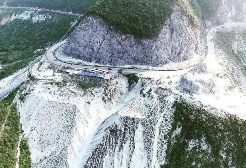 Cung đèo quanh năm ‘tuyết phủ trắng xóa’ của Việt Nam, một ngày có thể trải nghiệm đủ 4 mùa- Ảnh 1.