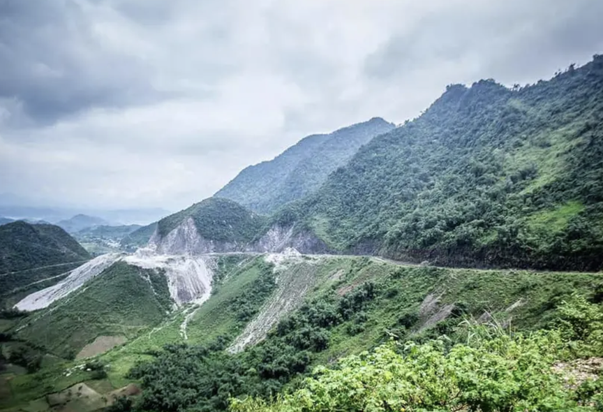 Cung đèo quanh năm ‘tuyết phủ trắng xóa’ của Việt Nam, một ngày có thể trải nghiệm đủ 4 mùa- Ảnh 2.