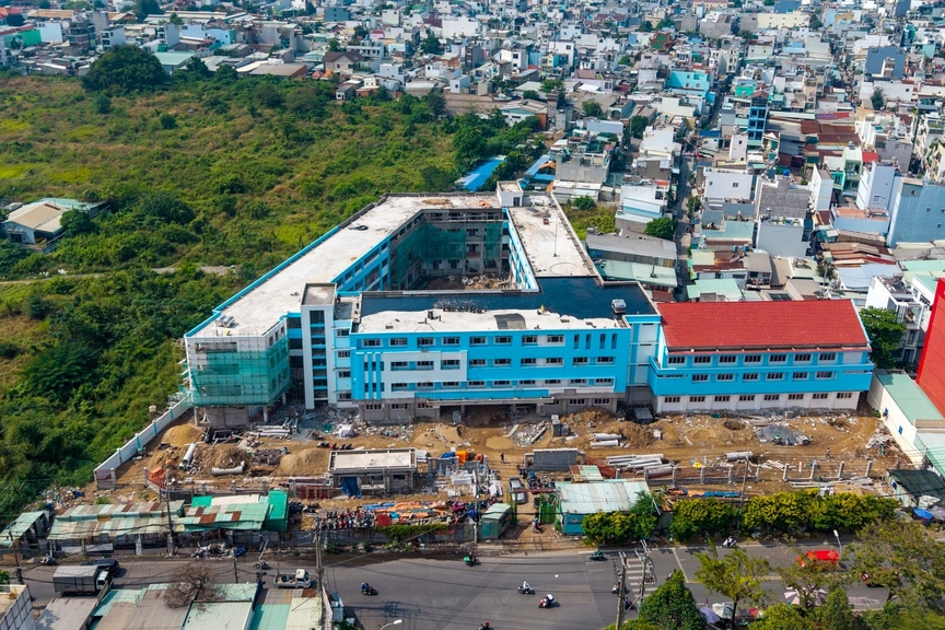 Sắp hoàn thiện trường học đầu tiên xây dựng trên nền đất khu nghĩa trang lớn nhất thành phố- Ảnh 1.