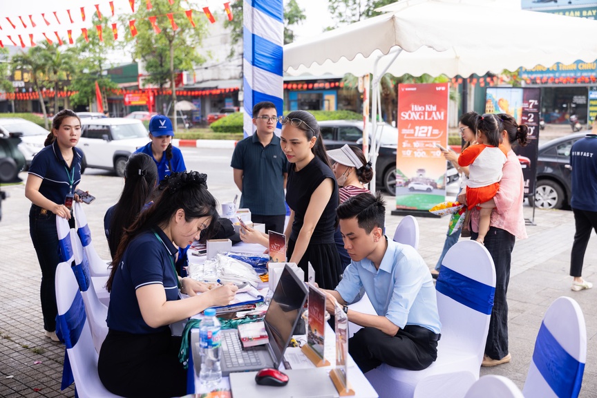 Đi 70 km đến sự kiện “Hào khí sông Lam”, khách hàng Hà Tĩnh đặt cọc VF 7 chỉ sau một vòng trải nghiệm- Ảnh 2.