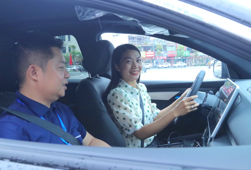 Đi 70 km đến sự kiện “Hào khí sông Lam”, khách hàng Hà Tĩnh đặt cọc VF 7 chỉ sau một vòng trải nghiệm- Ảnh 3.