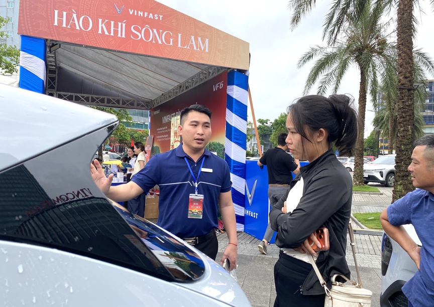 Đi 70 km đến sự kiện “Hào khí sông Lam”, khách hàng Hà Tĩnh đặt cọc VF 7 chỉ sau một vòng trải nghiệm- Ảnh 6.