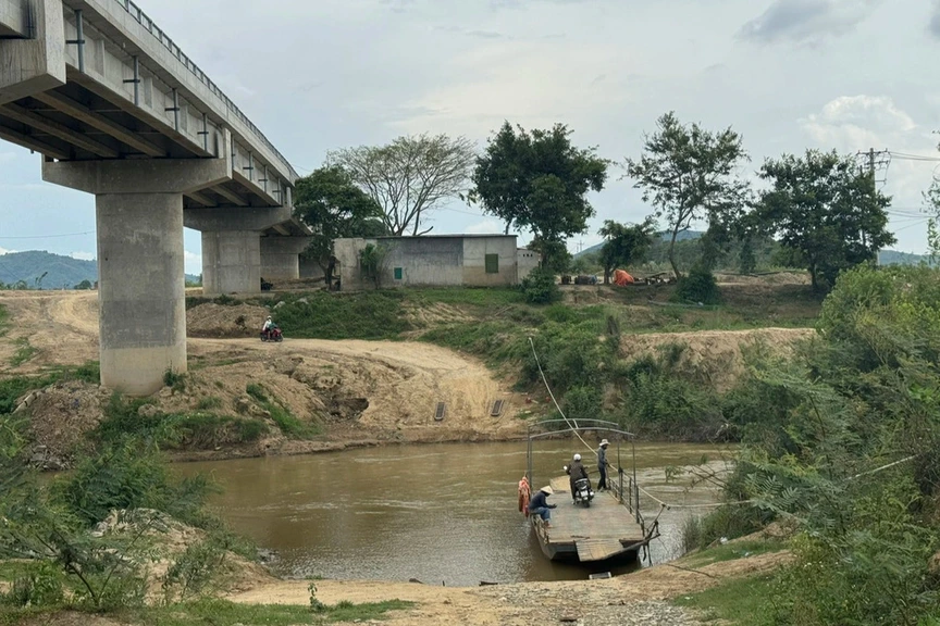 Cầu dài 200m xây xong từ 3 năm trước không thể vận hành, người dân qua sông vẫn phải ‘lụy phà’- Ảnh 2.