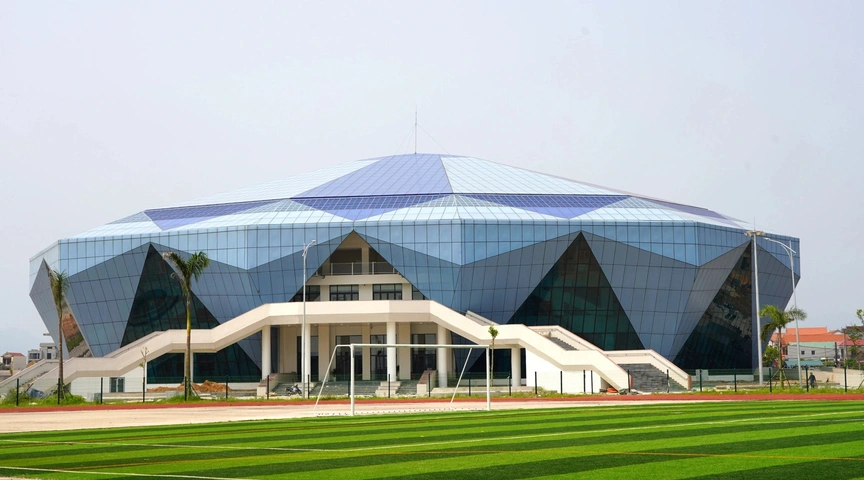 Sắp vận hành nhà thi đấu trăm tỷ có khả năng tiết kiệm năng lượng: Thiết kế viên kim cương, tọa lạc tại tỉnh hẹp nhất Việt Nam- Ảnh 1.