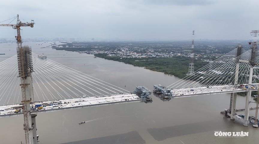 Chưa đầy 1 tháng nữa, chính thức hợp long cây cầu dây văng có tĩnh không cao nhất Việt Nam- Ảnh 1.