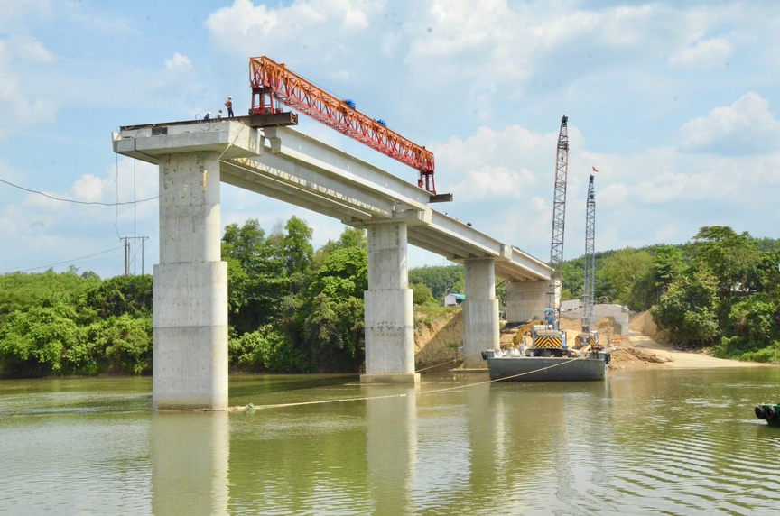 Ngày mai, chính thức hợp long cầu phục vụ thủy điện lớn nhất miền Nam, xóa bỏ bến phà đã hoạt động nhiều năm- Ảnh 1.