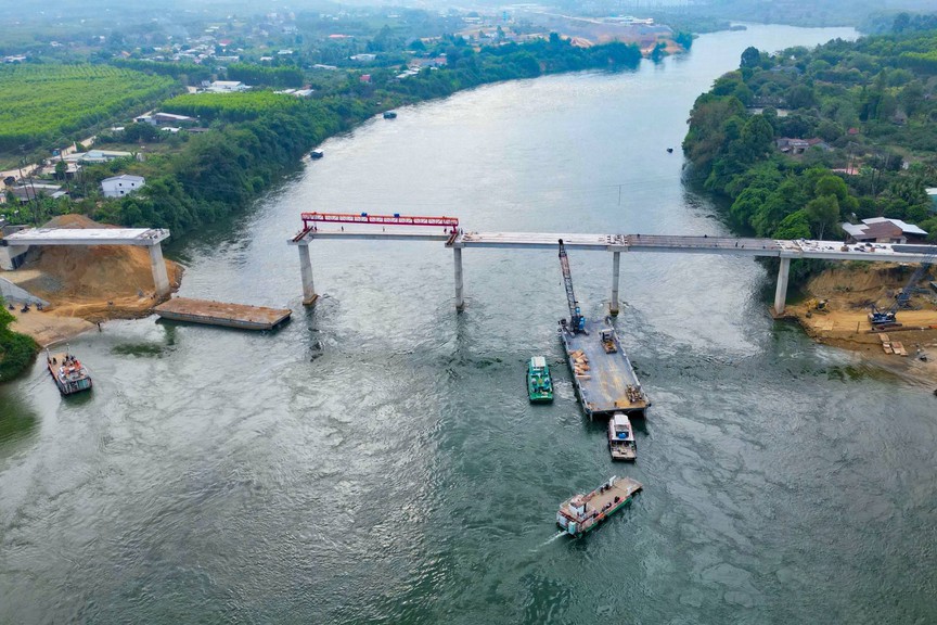 Ngày mai, chính thức hợp long cầu phục vụ thủy điện lớn nhất miền Nam, xóa bỏ bến phà đã hoạt động nhiều năm- Ảnh 2.
