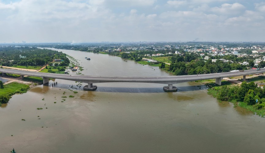 Tháng này, cây cầu trọng yếu 600 tỷ bắc qua dòng sông biểu tượng của TP. HCM sẽ chính thức thông xe- Ảnh 2.