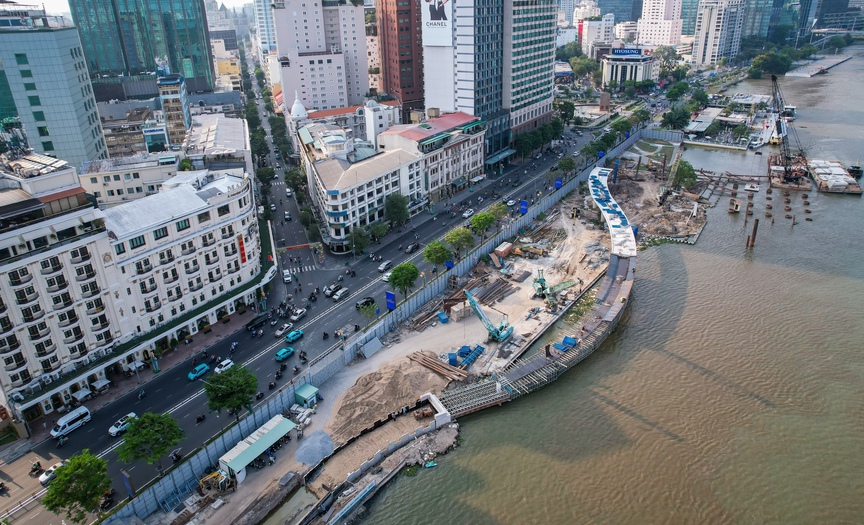 TP giàu nhất Việt Nam sắp hoàn thiện cầu đi bộ vượt sông 1.000 tỷ: Kiến trúc lá dừa nước, doanh nghiệp thực phẩm tài trợ kinh phí- Ảnh 1. TP giàu nhất Việt Nam sắp hoàn thiện cầu đi bộ vượt sông 1.000 tỷ: Kiến trúc lá dừa nước, doanh nghiệp thực phẩm tài trợ kinh phí- Ảnh 1.