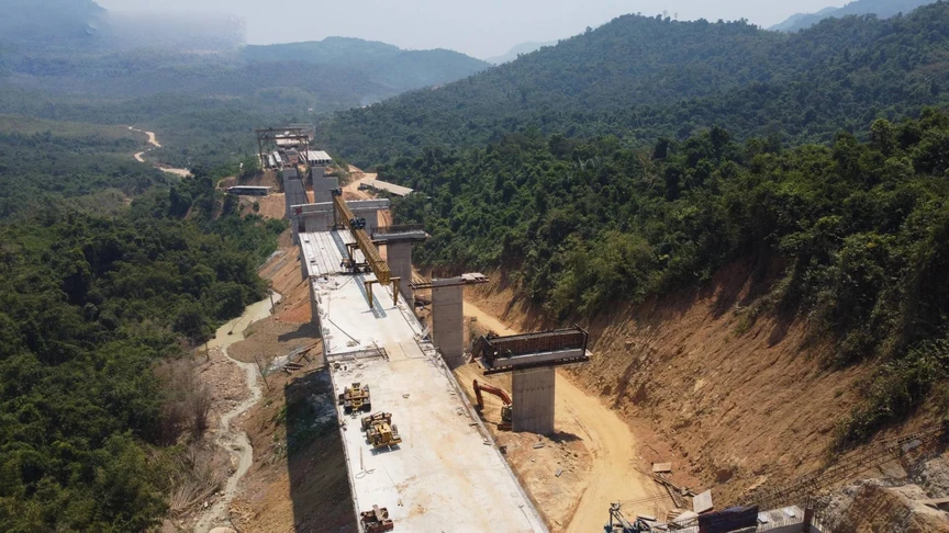 Sắp thông xe cao tốc kết nối ‘rừng - biển’ đầu tiên của Việt Nam với nhiều cây cầu và hầm xuyên núi- Ảnh 1.