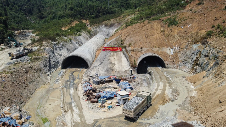 Sắp thông xe cao tốc kết nối ‘rừng - biển’ đầu tiên của Việt Nam với nhiều cây cầu và hầm xuyên núi- Ảnh 2.